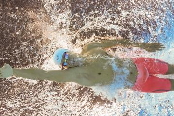 开云体育登录-绿茵场上的优雅，战火中的尊严，两种对抗世界的方式