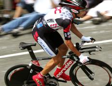 开云体育下载-F1新赛季揭幕战之夜，乔治·拉塞尔如何一手掌控巴林赛场的命运？