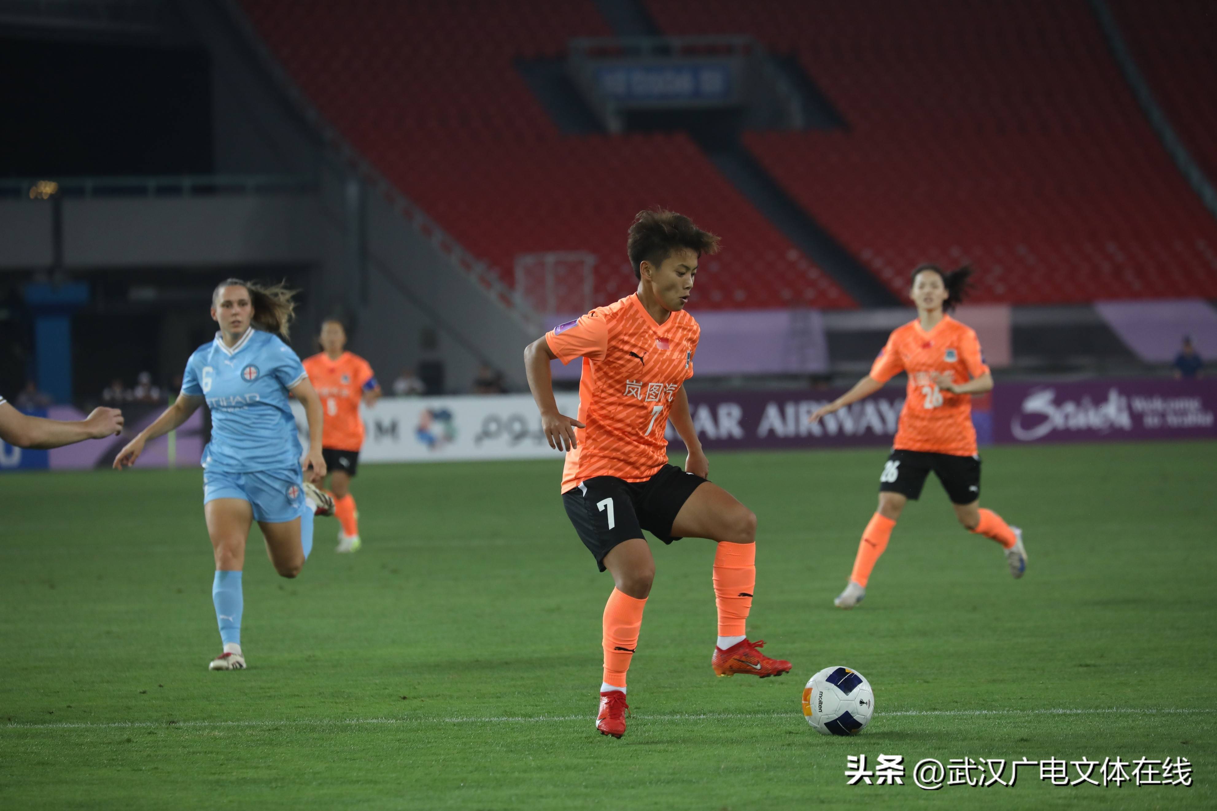开云平台-圈内八卦：女足比赛中的明星球员恋情曝光