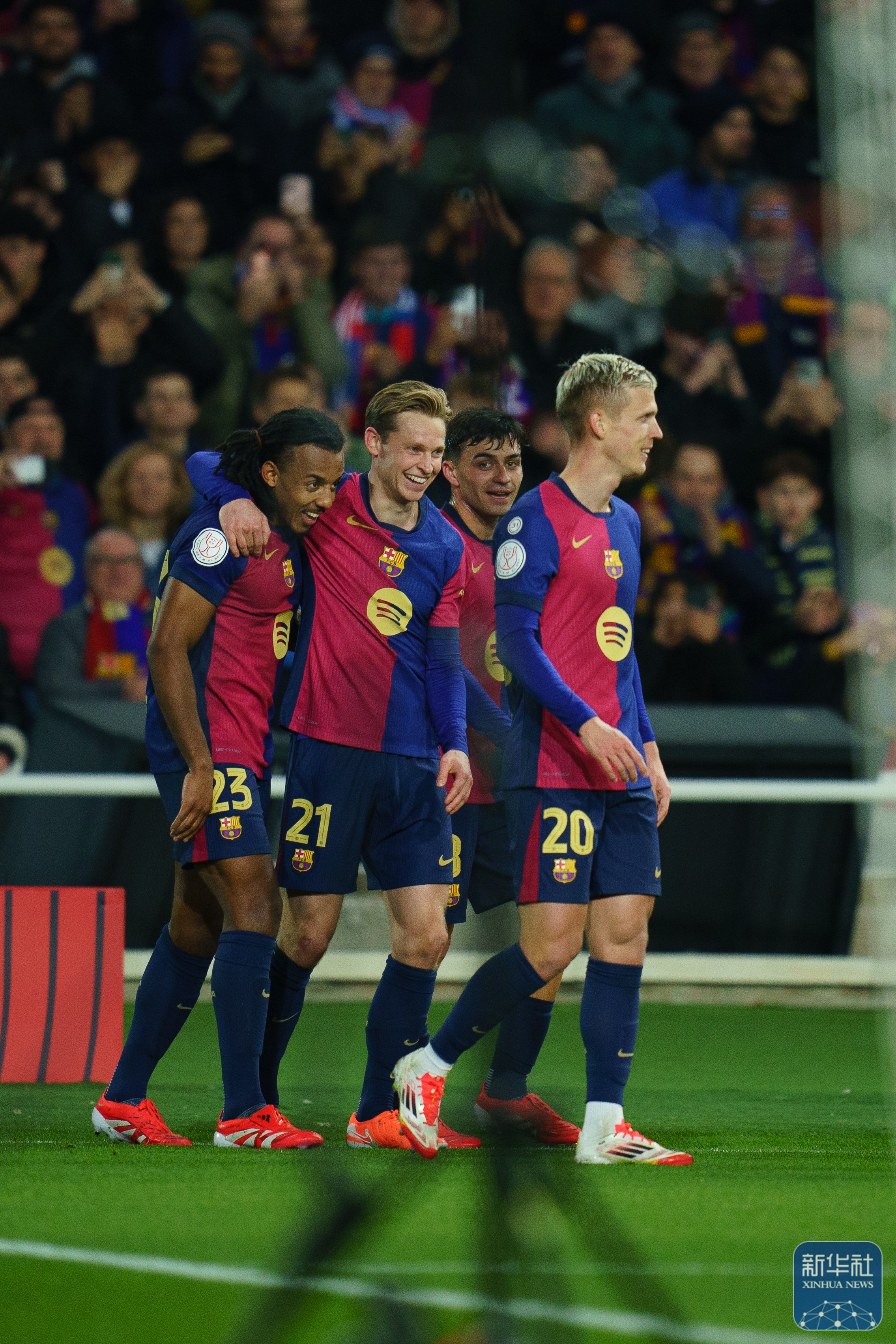 开云体育在线-意大利队在对阵西班牙的比赛中失利，遗憾出局