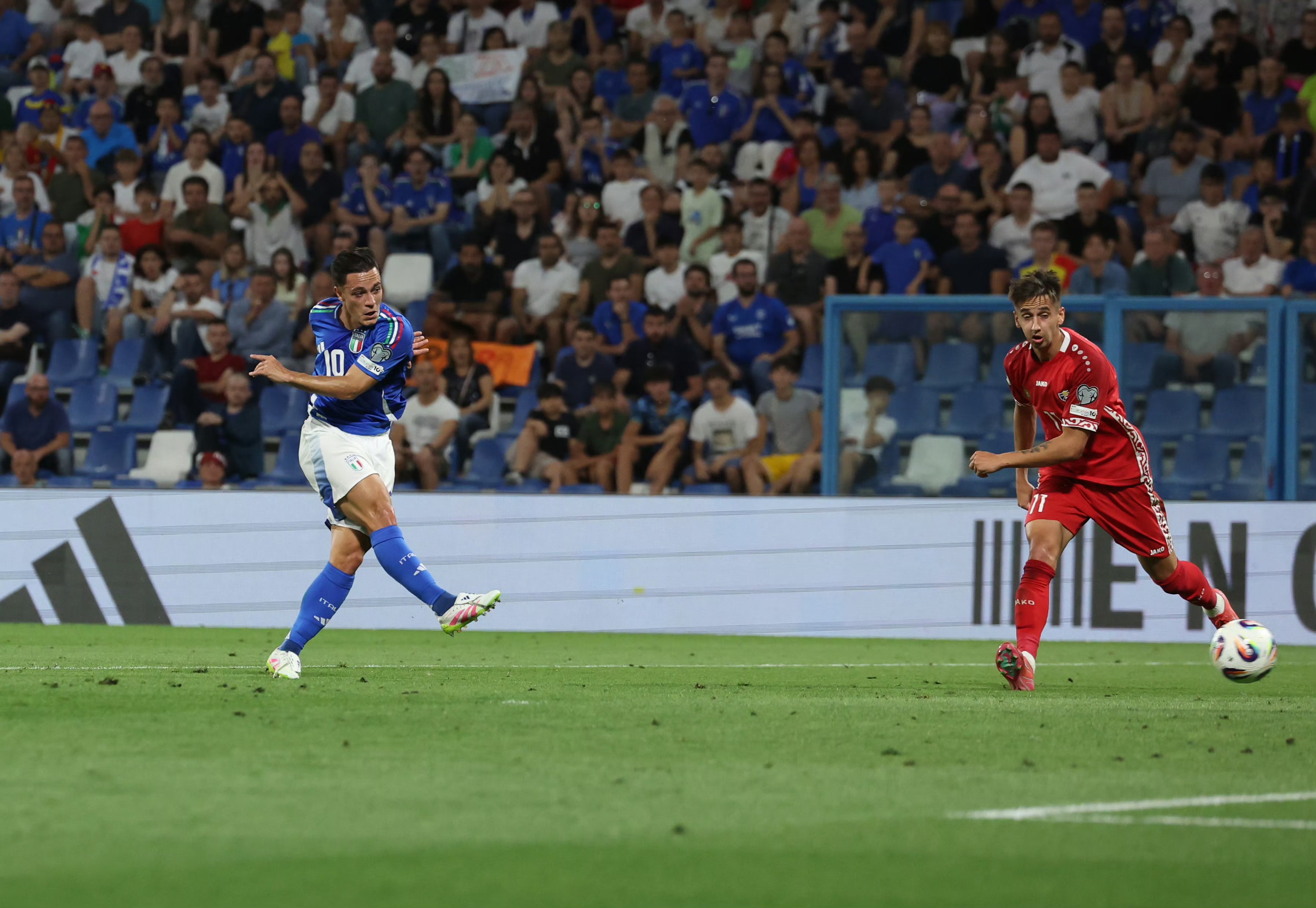 开云体育在线-意大利队在对阵西班牙的比赛中失利，遗憾出局