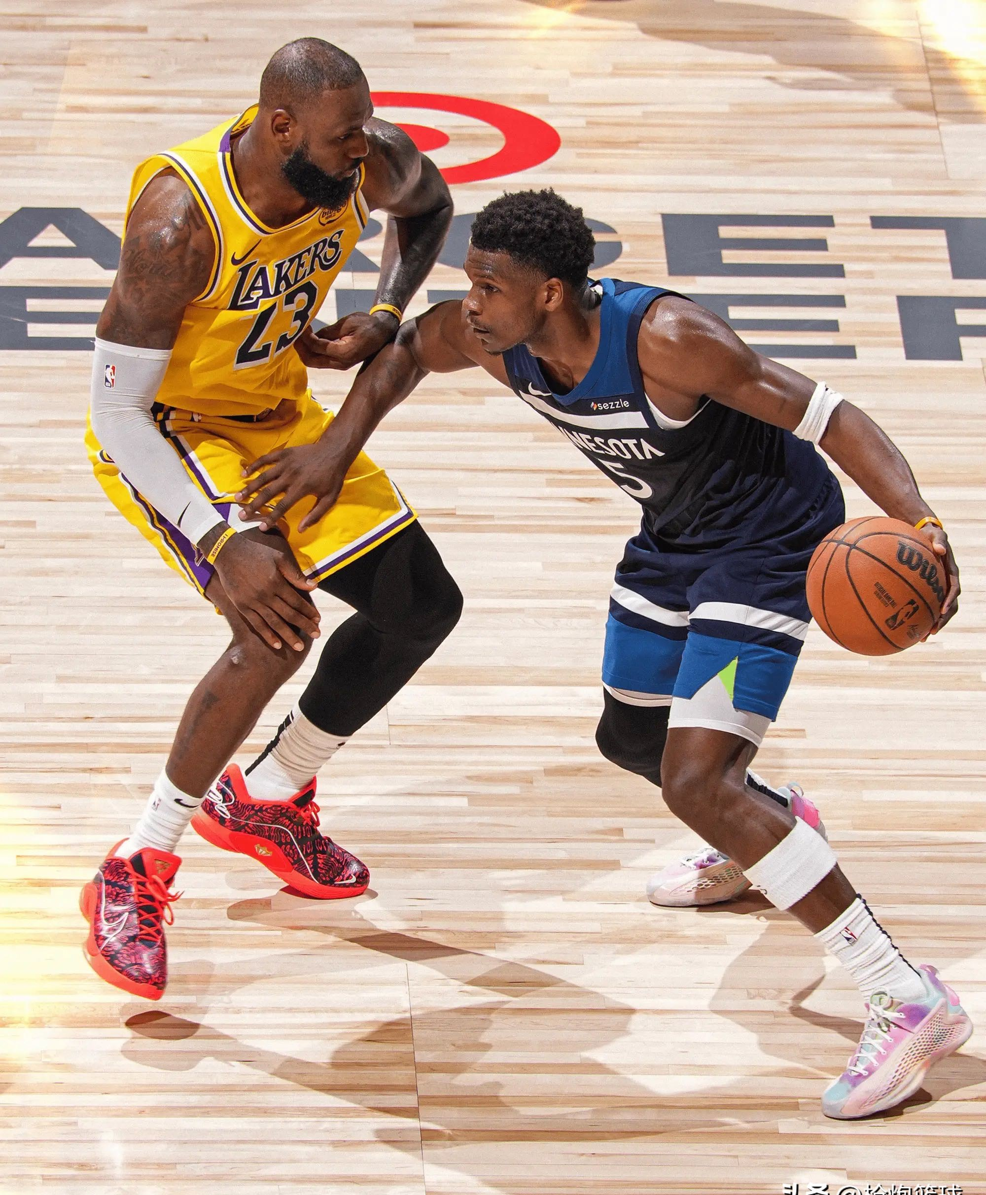 开云体育-湖人大胜掘金,詹姆斯砍下三双