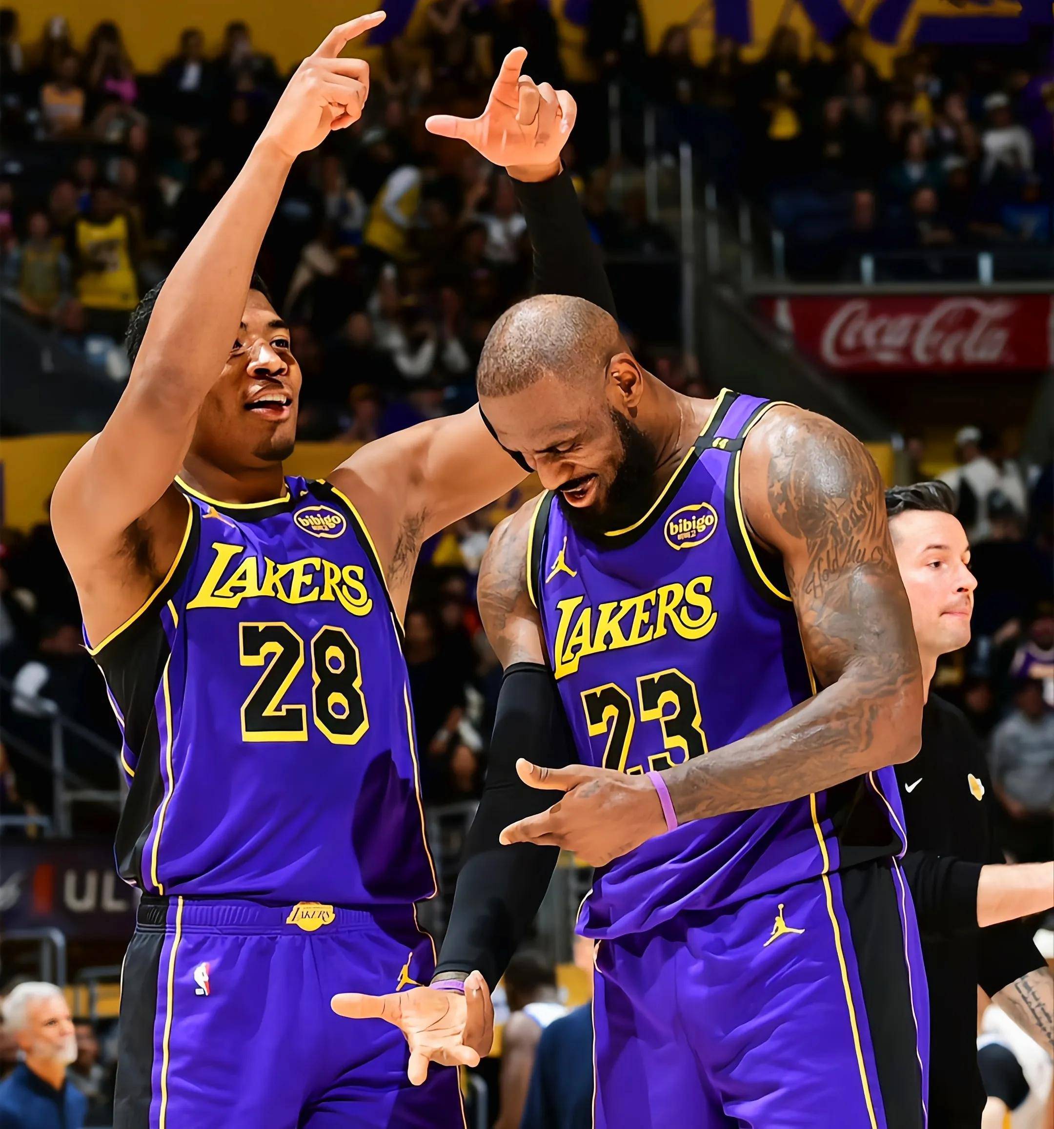 开云体育-湖人大胜掘金,詹姆斯砍下三双